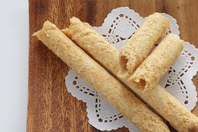中国菜，蛋卷饼放在木盘上