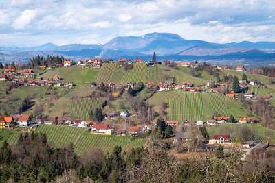 Schilcherland Stainz Wine Route葡萄路线与葡萄园和山Schoeckl