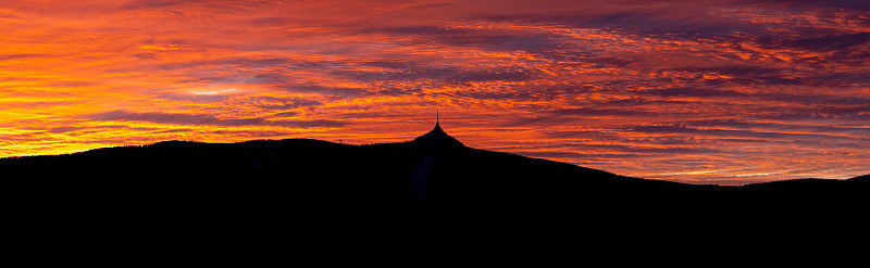 在美丽的照亮夜空的日落时间的jest山的剪影，Liberec，捷克共和国