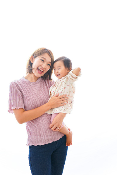 妈妈怀里抱着一个婴儿