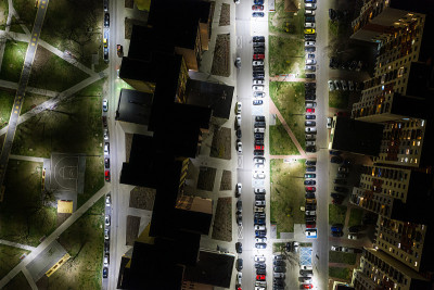 波兰西里西亚的Dabrowa gornicza，夜晚的城市，夜晚灯光下的公寓