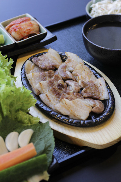日式便当午餐。一盒带有熏鳗鱼的快餐