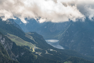 从Kehlsteinhaus(鹰巢)鸟瞰贝希特斯加登国家公园的科尼希湖