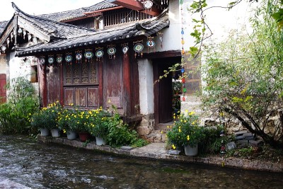 纳西族建筑在河边。