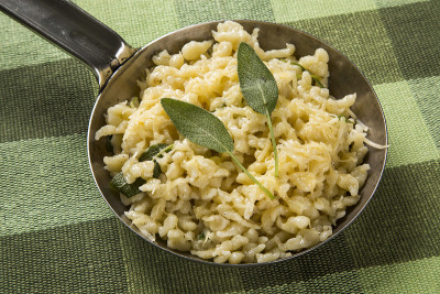 传统的巴伐利亚spaetzle，或煮鸡蛋面。