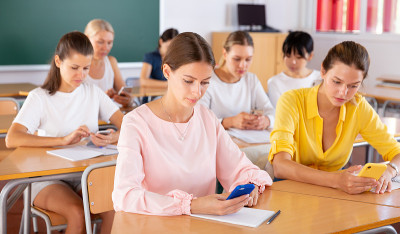 学生在课堂上使用智能手机