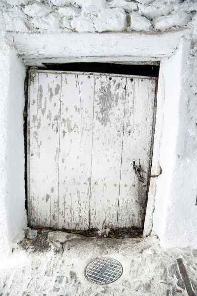 西班牙安达卢西亚的Alpujarras，古老的白色木门被石墙包围