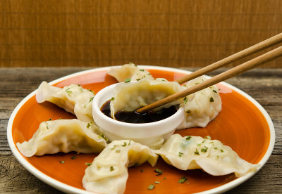 酱油蒸饺鸡和葱的中国饺子。点心。饺子。