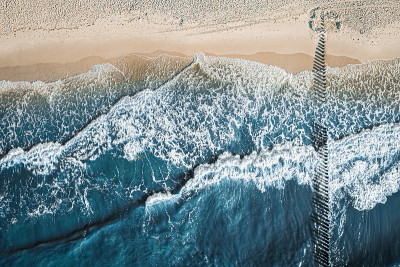 夏季波罗的海海浪的鸟瞰图
