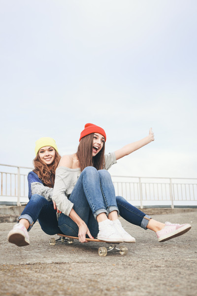 两个年轻的冲浪女孩朋友