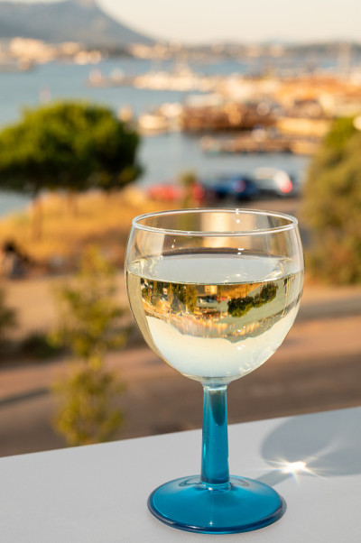 夏日的法国里维埃拉，在室外露天平台上喝着来自普罗旺斯cote de Provence的冷白葡萄酒，可