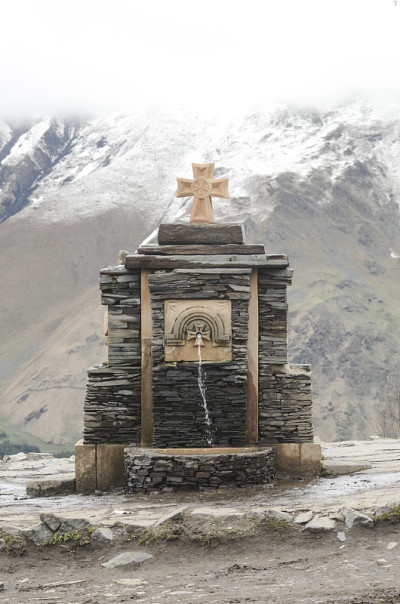 饮用水源丰碑，水源圣水