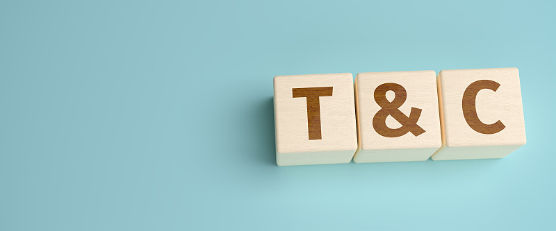 “T&C”网络横幅——由木制立方体上的字母组成的条款和条件的缩写，用作网络横幅。