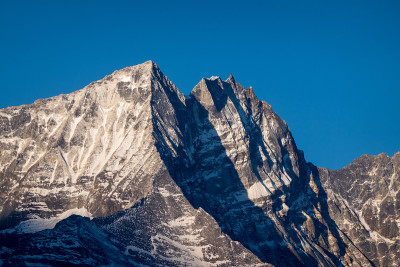 积雪山顶