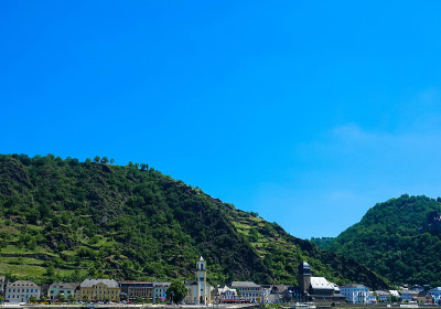 美丽的St. Goarshausen村庄全景。莱茵兰:德国莱茵兰-普法尔茨中莱茵西岸的一个城镇