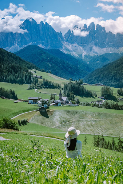 一对夫妇在意大利Dolomites地区的Santa Magdalena村度假，一对夫妇在Val Di