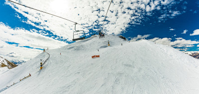 新西兰山全景和滑雪斜坡从皇冠峰滑雪胜地，皇后镇