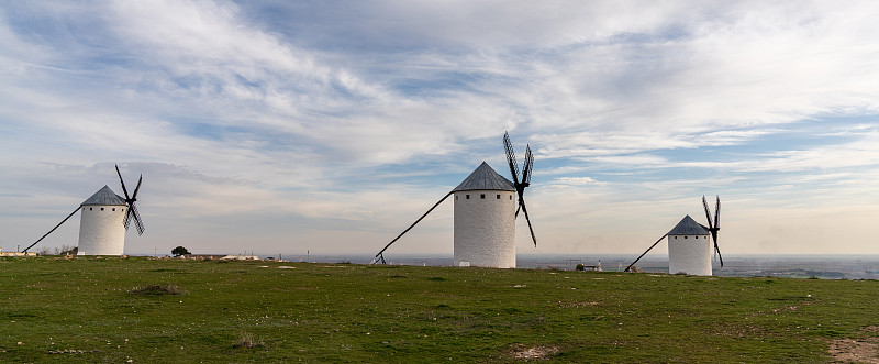 坎波·德克里普塔纳(Campo de Criptana)小镇上方拉曼查(La Mancha)历史悠久