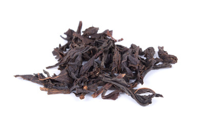 红茶干叶孤立在白色的背景