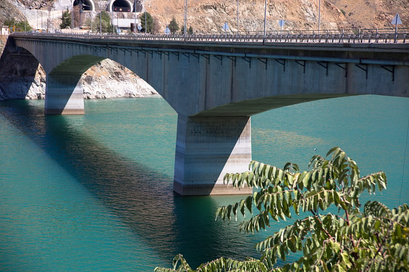 以拉齐格的哈扎尔湖(Elazığ)是该地区最重要的自然资产之一。