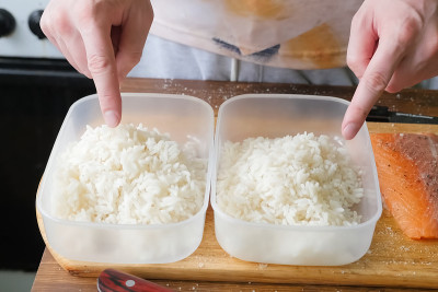 米粥放在塑料容器中，准备食物