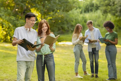大学生活。欢快的多种族学生在校园休息期间