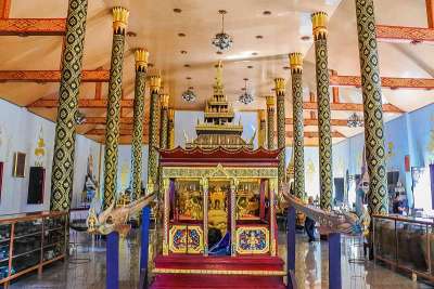 泰国王康寺地标，位于卡拉辛普罗维Khao Wong