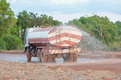 水车在为一个新的道路建筑工地喷水。
