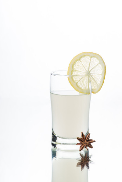 一杯茴香酒加柠檬水