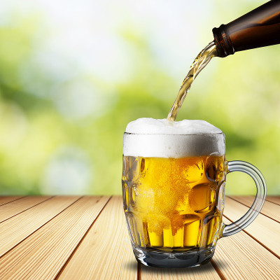 啤酒从瓶子倒向玻璃杯