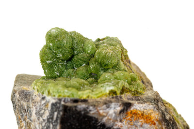 微细斜长石上白色背景上的微细粉红色史密森尼石矿物