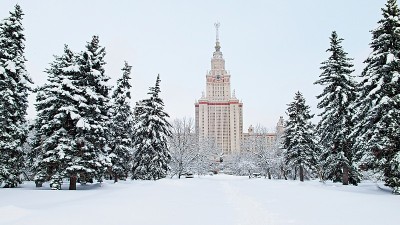 俄罗斯著名大学的冬季校园充满活力，雪树在莫斯科