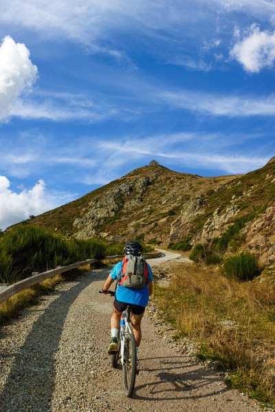 男人骑着自行车在山区运动旅行