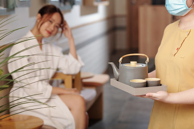 水疗后的草药茶