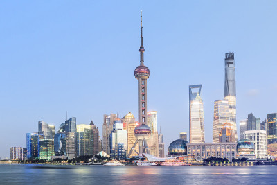 夜晚美丽的上海天际线，现代城市背景