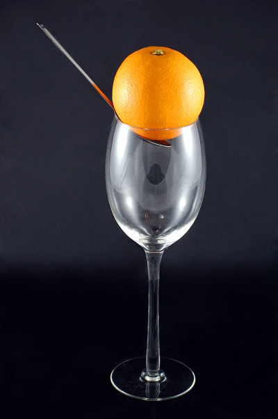 酒杯上放橙勺