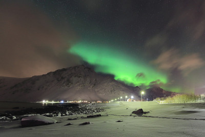 北极光-北极光- Vareid海滩上空的北极光。Flakstadoya island-Lofoten