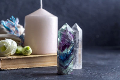 用粉色蜡烛、水晶、异教徒包和鲜花组成的魔法作文。神秘的和异教仪式，巫术巫术或精神实践(治疗)。对爱的