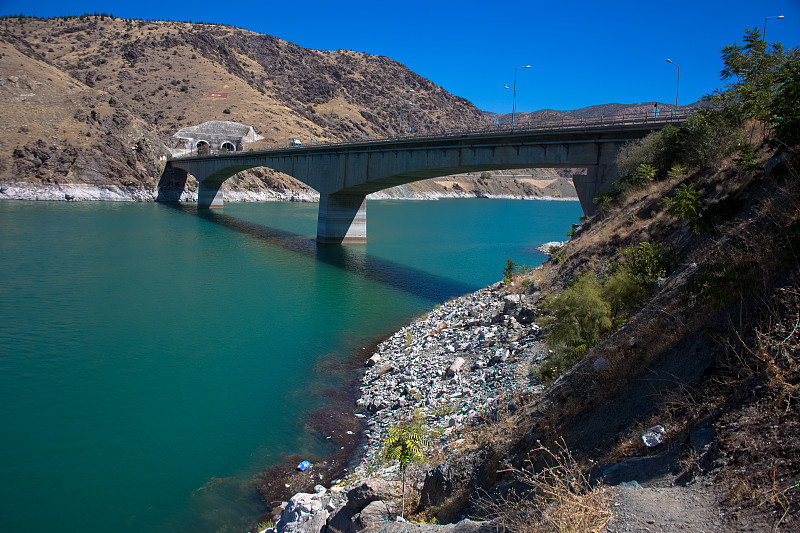 以拉齐格的哈扎尔湖(Elazığ)。伊拉齐格里海湖大桥