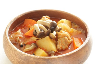 泰国菜，鸡肉和蔬菜红咖喱