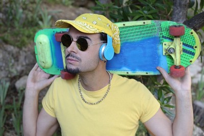 溜冰者与色彩缤纷的服装听音乐