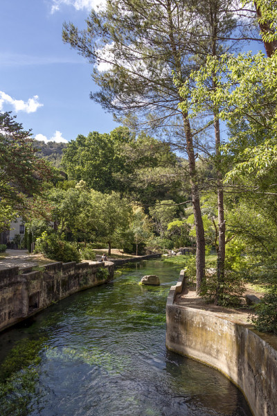 Fontaine-de-Vaucluse老城区，位于法国南部普罗旺斯的一个迷人的中世纪村庄