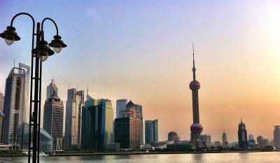外滩日落展示上海浦东天际线。