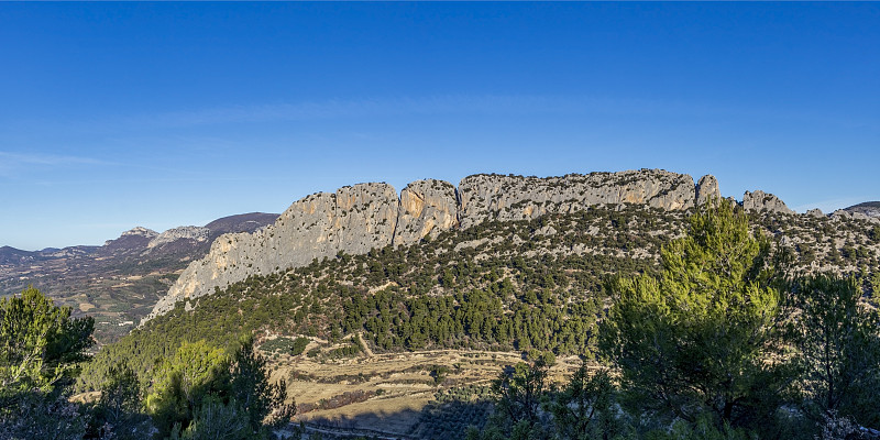 Via Ferrata Rocher du Saint-Julien的全景，在法国东南部群山环绕