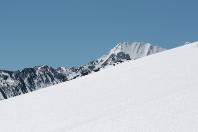 比利牛斯山的雪山