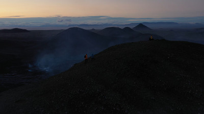 徒步旅行者在观察法格拉达斯火山