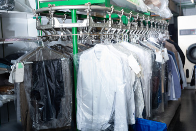 挂在干洗处的塑料袋里的衣服