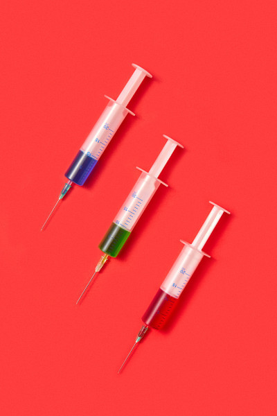 治疗套无菌塑料注射器与彩色疫苗。