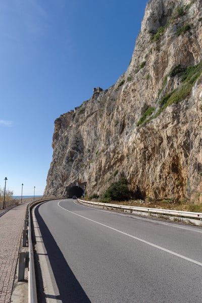 沿着悬崖蜿蜒的海岸公路