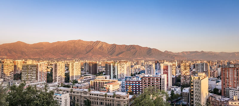 全景鸟瞰图的市中心与安第斯山脉的背景-圣地亚哥，智利